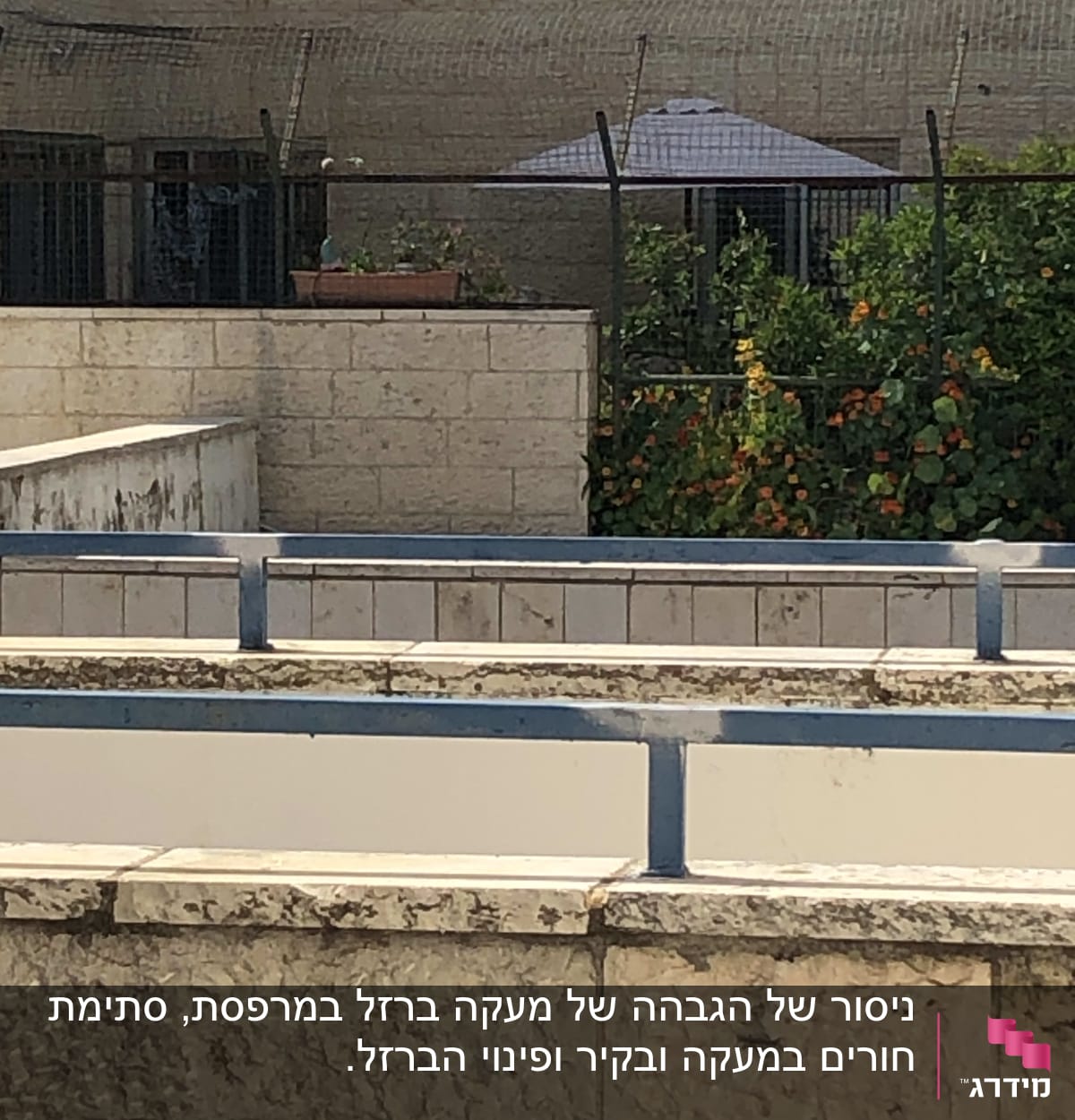 מסגרות מתכת כחולות על קירות אבן